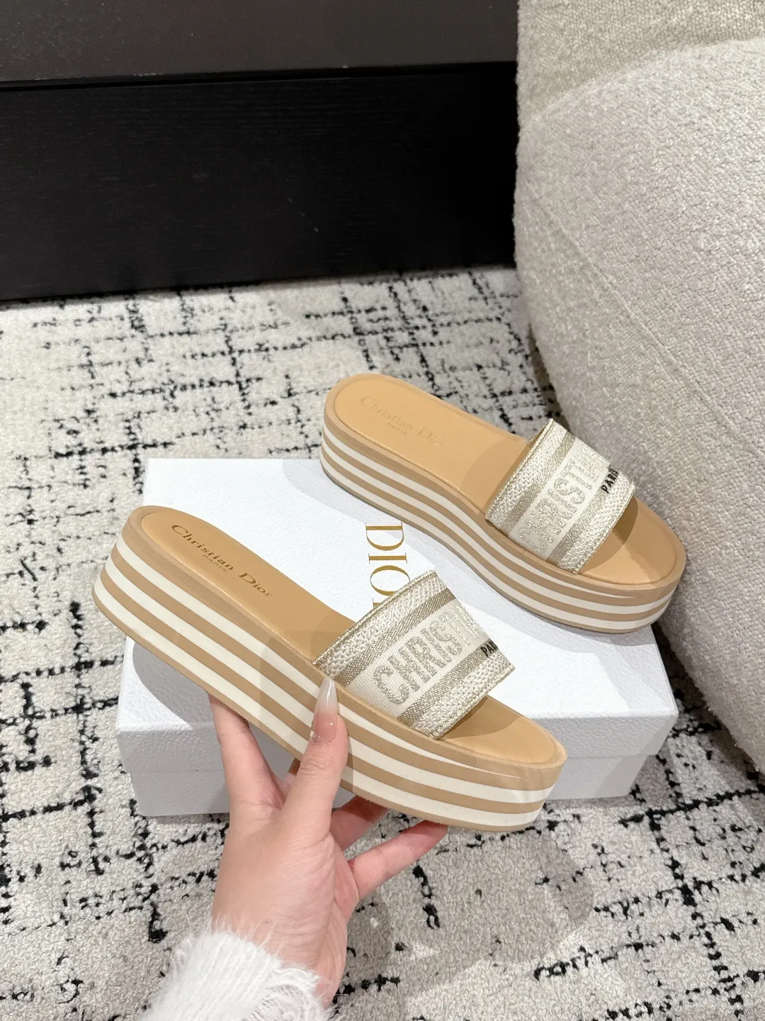 👟👟Ex-factory price 440👟👟 Women's Shoes Women's Clothing DIOR Dior Dway Fabric Embroidered Logo Open Toe 7cm Thick Sole Strap Slippers CD Letter Logo Three-dimensional Embroidery Thick Sole Round Toe Open Toe Slippers The original development of the top version on the market, soft and delicate foot feel, extremely comfortable.  ✔️Upper: imported electro-embroidered cotton technical fabric ✔️Inner lining: water-dyed cowhide foot pad lining ✔️Outsole: original combination outsole ✔️Sole thickness: 7cm ✔️Size: #35-41 (40.41. Customized, non-refundable and non-exchangeable)